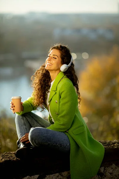 Hübsche Junge Frau Hört Sonnigen Herbsttagen Musik Mit Smartphone Und — Stockfoto