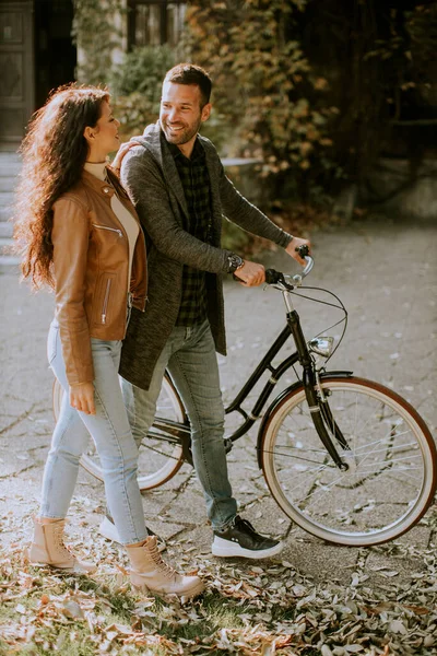 Hermosa Pareja Joven Caminando Con Bicicleta Parque Otoño —  Fotos de Stock