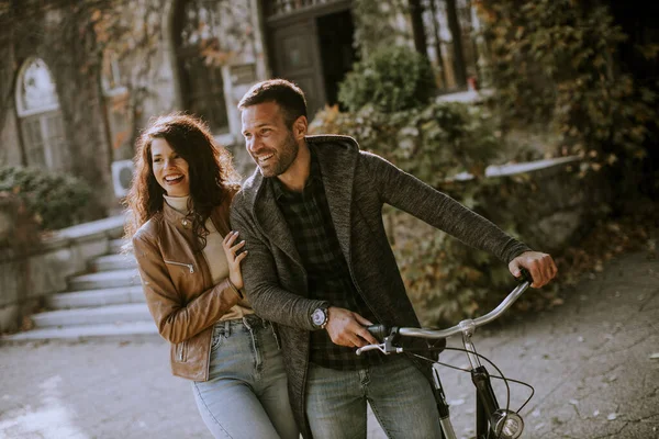 Stilig Ung Par Promenader Med Cykel Höstparken — Stockfoto