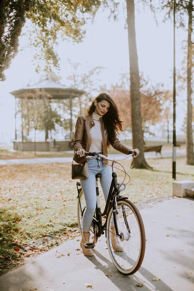 Mulher Bonita Andar Bicicleta Dia Outono — Fotografia de Stock