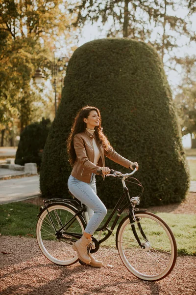 Bella Giovane Donna Bicicletta Giorno Autunno — Foto Stock