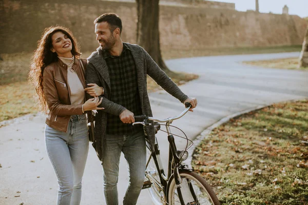 Hermosa Pareja Joven Caminando Con Bicicleta Parque Otoño —  Fotos de Stock