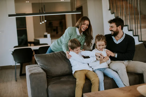 Lindos Hermanos Peleando Por Control Remoto Casa — Foto de Stock