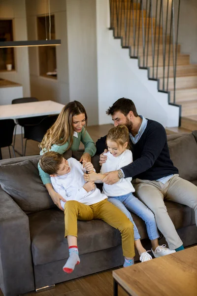 Evde televizyon kumandası için kavga eden sevimli kardeşler.