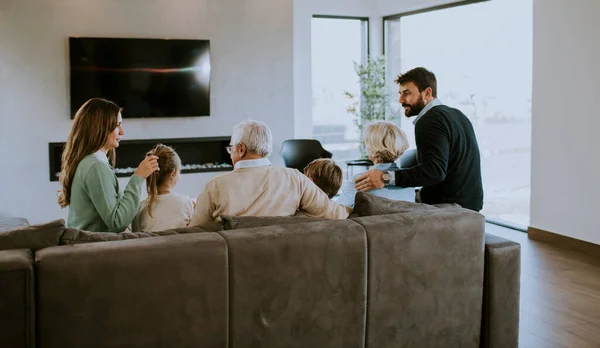 Famiglia Multi Generazione Seduta Insieme Sul Divano Appartamento Moderno Guardando — Foto Stock