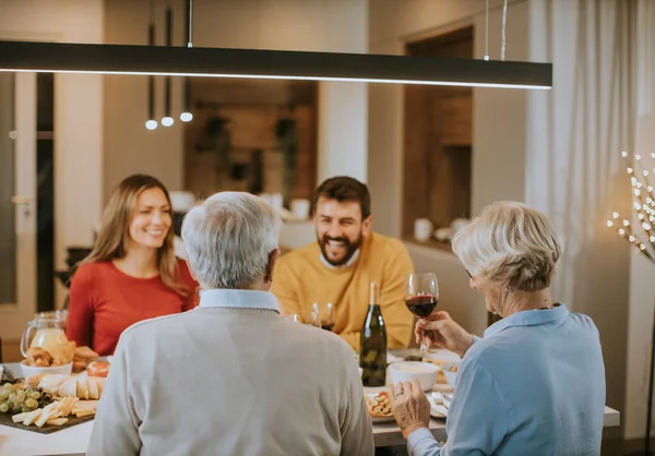 Família Feliz Ter Jantar Com Vinho Tinto Casa — Fotografia de Stock