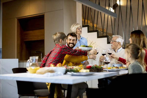 Família Feliz Ter Jantar Com Vinho Tinto Casa — Fotografia de Stock