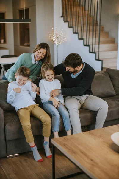 Feliz Familia Joven Con Dos Niños Disfrutan Tiempo Juntos Sofá — Foto de Stock