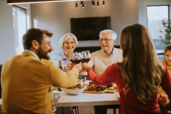 Famiglia Felice Che Cena Con Vino Rosso Casa — Foto Stock