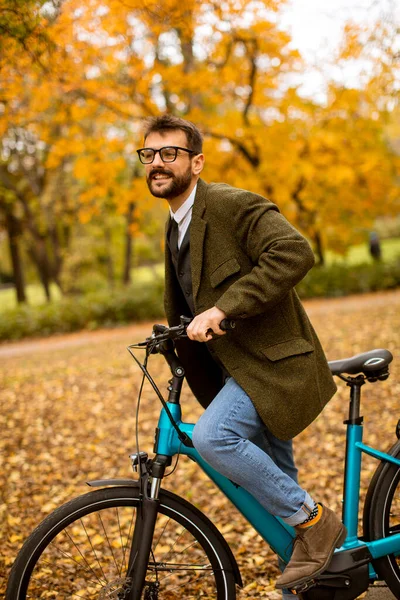 Przystojny Młody Człowiek Rowerem Elektrycznym Jesiennym Parku — Zdjęcie stockowe