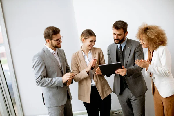 Gruppe Multiethnischer Junger Geschäftsleute Die Büro Zusammenarbeiten — Stockfoto