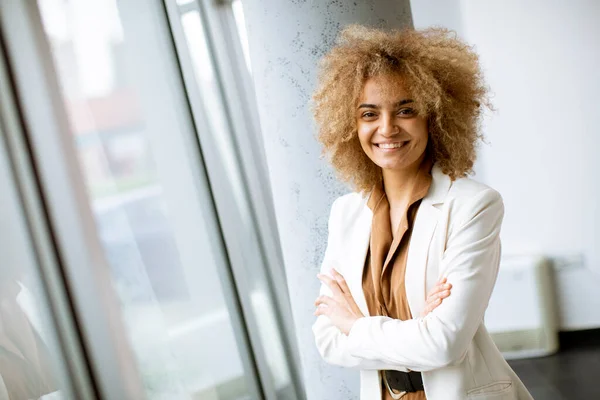 Ung Afroamerikansk Affärskvinna Står Det Moderna Kontoret — Stockfoto