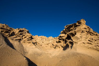 Yunanistan 'ın Santorini adasındaki Vlychada plajı volkanik kül kaya oluşumuna bakın