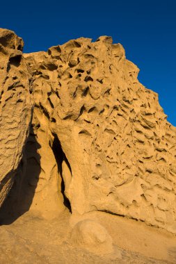 Yunanistan 'ın Santorini adasındaki Vlychada plajı volkanik kül kaya oluşumuna bakın