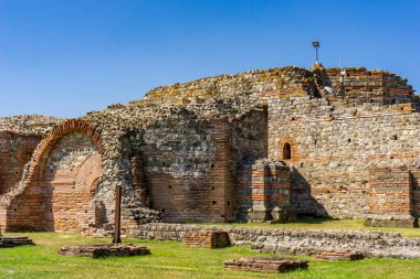 Sırbistan 'ın Zajecar kenti yakınlarındaki Roma İmparatoru Galerius' un sarayının kalıntıları olan Felix Romuliana 'ya bakın. UNESCO 'nun 2007 yılından bu yana Dünya Mirası Alanı.