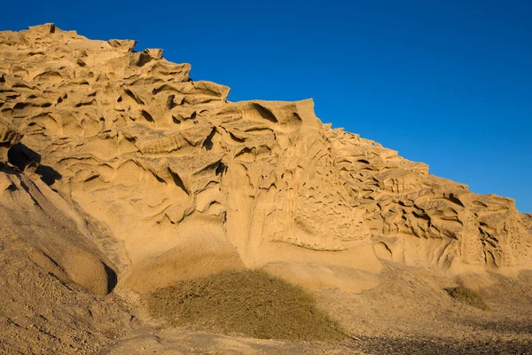 Yunanistan 'ın Santorini adasındaki Vlychada plajı volkanik kül kaya oluşumuna bakın