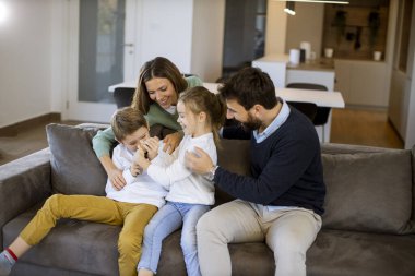 Evde televizyon kumandası için kavga eden sevimli kardeşler.