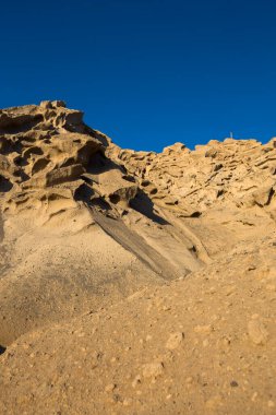 Yunanistan 'ın Santorini adasındaki Vlychada plajı volkanik kül kaya oluşumuna bakın