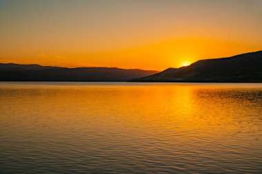 Sırbistan 'ın Cerdap kentindeki Tuna Vadisi' nde gün batımında manzara
