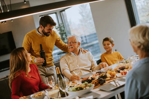 Bello Giovane Uomo Poring Vino Rosso Suo Padre Testare Durante — Foto Stock