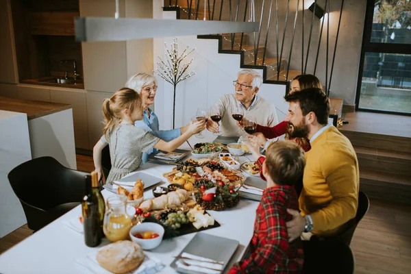 Família Feliz Ter Jantar Com Vinho Tinto Casa — Fotografia de Stock