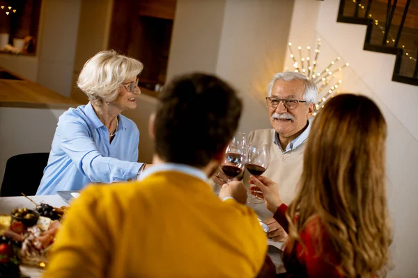 Heureuse Famille Qui Dîne Avec Vin Rouge Maison — Photo