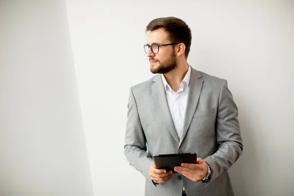 Όμορφος Νέος Σύγχρονος Επιχειρηματίας Που Χρησιμοποιεί Ψηφιακό Tablet Στον Τοίχο — Φωτογραφία Αρχείου
