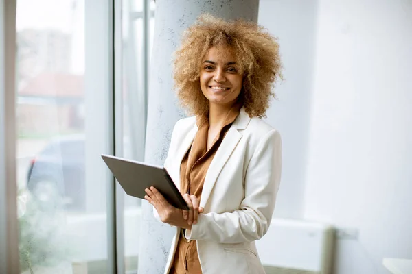 Joven Mujer Negocios Pelo Rizado Utilizando Tableta Digital Oficina Con — Foto de Stock