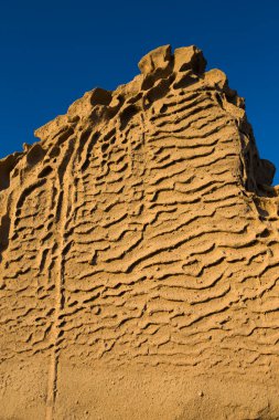 Yunanistan 'ın Santorini adasındaki Vlychada plajı volkanik kül kaya oluşumuna bakın