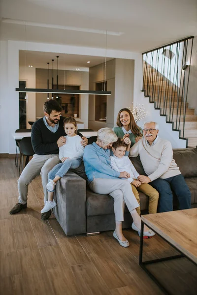 Flergenerationsfamilj Sitter Tillsammans Soffan Modern Lägenhet — Stockfoto