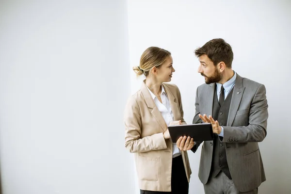 Jóvenes Con Tableta Digital Junto Pared Oficina Moderna — Foto de Stock