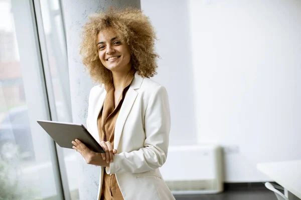 Jovem Mulher Negócios Cabelo Encaracolado Usando Tablet Digital Escritório Com — Fotografia de Stock