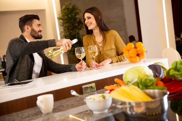 Beau Jeune Couple Assis Dans Cuisine Boire Vin Blanc — Photo