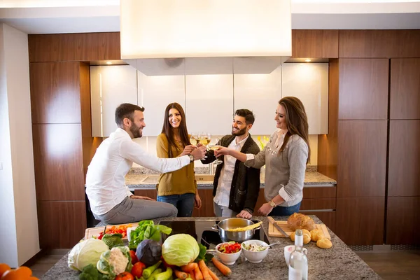 Grupo Jóvenes Felices Preparando Comida Bebiendo Vino Blanco Divirtiéndose — Foto de Stock