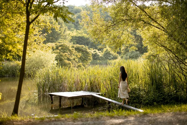 Jeune Femme Marchant Sur Jetée Bois Lac Calme Par Une — Photo