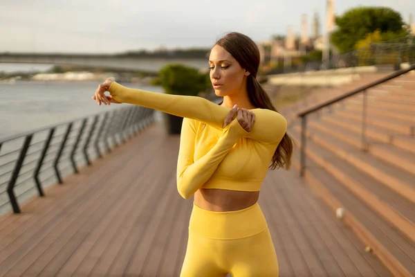 Jolie Jeune Femme Ayant Exercice Étirement Sur Jetée Bord Rivière — Photo