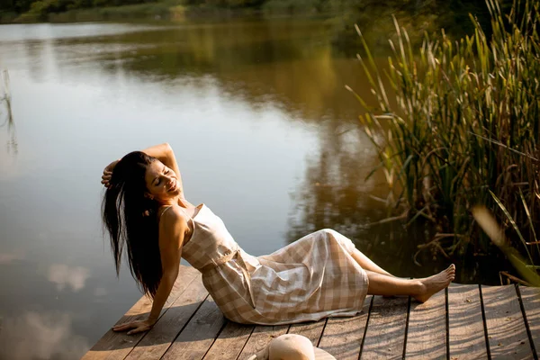Młoda Kobieta Relaksuje Się Drewnianym Molo Nad Spokojnym Jeziorem Gorący — Zdjęcie stockowe