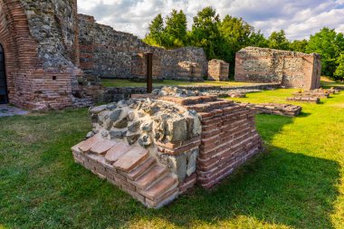 Sırbistan 'ın Zajecar kenti yakınlarındaki Roma İmparatoru Galerius' un sarayının kalıntıları olan Felix Romuliana 'ya bakın. UNESCO 'nun 2007 yılından bu yana Dünya Mirası Alanı.