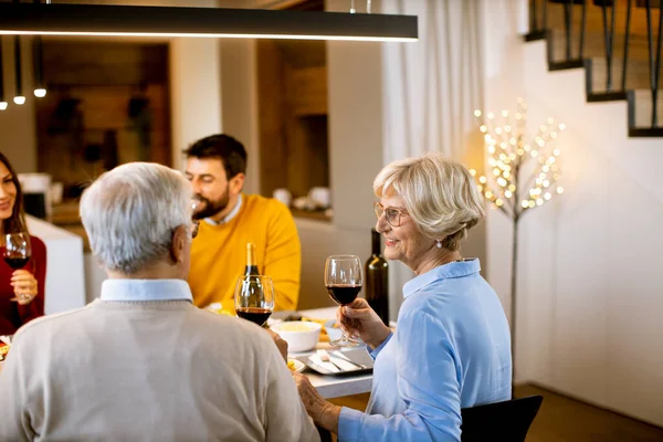 Familia Feliz Cenando Con Vino Tinto Casa —  Fotos de Stock