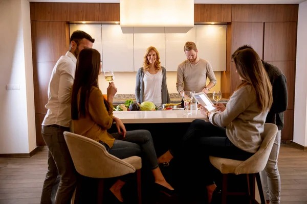 Gruppo Giovani Felici Che Preparano Pasto Bevono Vino Bianco Divertono — Foto Stock