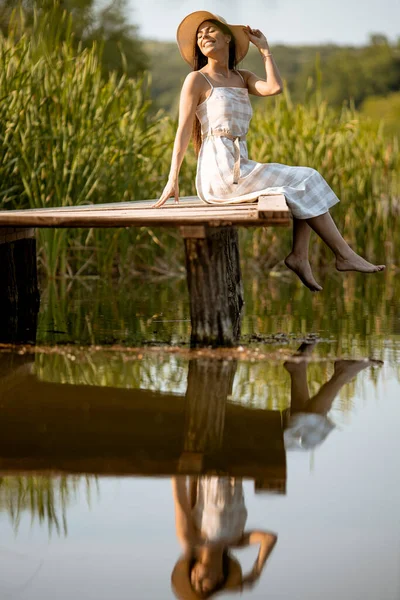 Молодая Женщина Отдыхает Деревянном Пирсе Спокойного Озера Жаркий Летний День — стоковое фото