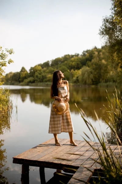 Junge Frau Steht Einem Heißen Sommertag Auf Dem Holzsteg Ruhigen — Stockfoto