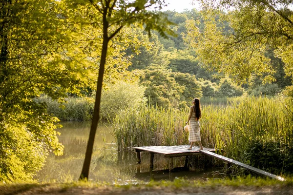 Jeune Femme Marchant Sur Jetée Bois Lac Calme Par Une — Photo