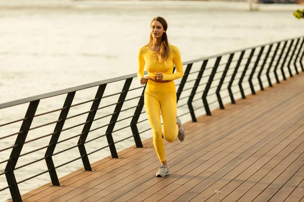Pretty Young Woman Running Exercise Riverside Pier — 图库照片