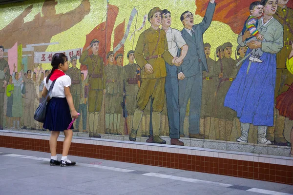 Pyongyang North Korea July 2015 지하철에서 사회주의 주의자 모자이크 여학생 — 스톡 사진