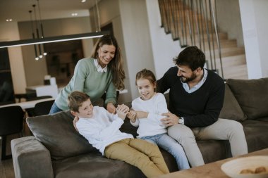 Evde televizyon kumandası için kavga eden sevimli kardeşler.
