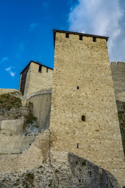 Sırbistan 'daki ortaçağ Golubac kalesine bak