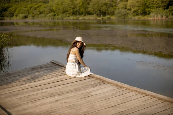 Mujer Joven Relajándose Muelle Madera Lago Tranquilo Día Caluroso Verano — Foto de Stock