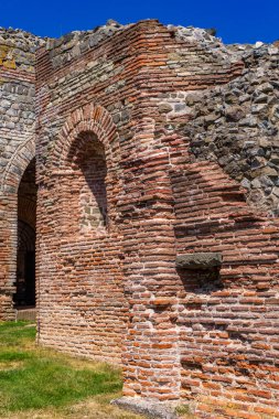 Sırbistan 'ın Zajecar kenti yakınlarındaki Roma İmparatoru Galerius' un sarayının kalıntıları olan Felix Romuliana 'ya bakın. UNESCO 'nun 2007 yılından bu yana Dünya Mirası Alanı.