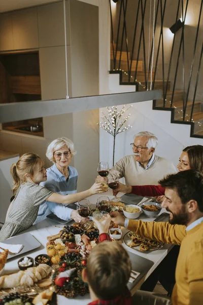 Família Feliz Ter Jantar Com Vinho Tinto Casa — Fotografia de Stock